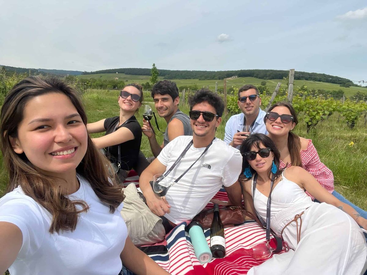 Weinwanderung bei Wiesbaden: Gruppe mit Wein in den Weinbergen von Jung Dahlen, Route Rheinblick